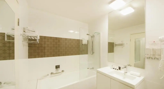 Четырёхместный номер Executive City Golf Club Motel