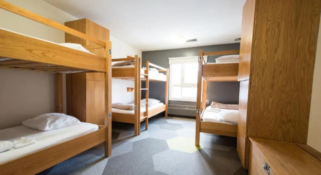 Кровать в общем номере (мужской номер) HI Calgary City Centre - Hostel
