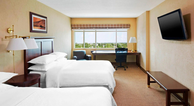 Четырёхместный номер Standard Delta Hotels by Marriott Midwest City at the Reed Conference Center