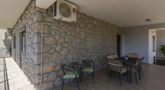 Nice apartment with private roofed terrace, 300m from the sea near national park, Забронировать Апартаменты/квартира Отели Стариград-Пакленица с парковкой, рядом с Национальный парк Пакленица, Парковка
