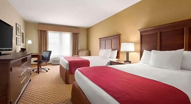 Четырёхместный люкс Country Inn & Suites by Radisson, Topeka West, KS