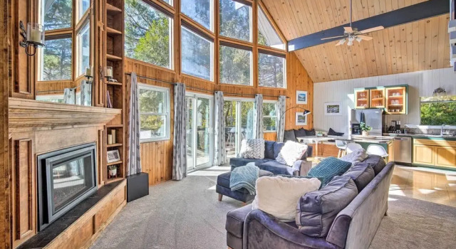 Коттедж Lake Arrowhead Cabin w/ Game Room + Hot Tub!