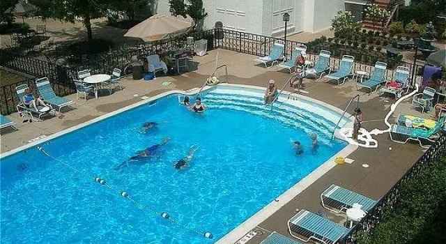 Holiday Inn Louisville-I-264 (Arpt Area E), Забронировать Отель Луисвилл Louisville Metropolitan Area, рядом с Пещера "Мега" в Луисвилле