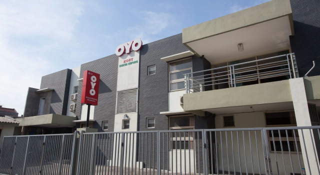 OYO 143 Dukuh Kupang Residence