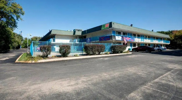 Кровать в общем номере Travelodge by Wyndham Grand Rapids North