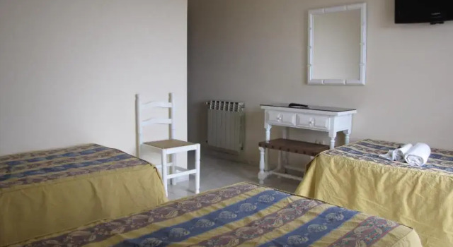 Трёхместный номер Economy Hotel Ton