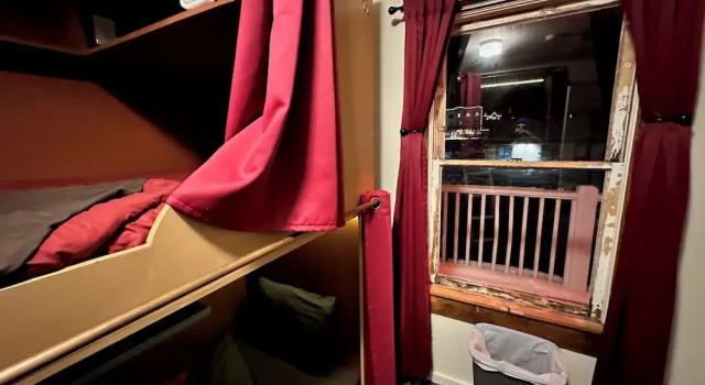 Кровать в общем номере West River House