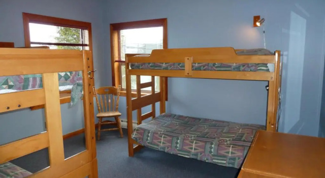 Кровать в общем номере Whalers Guesthouse