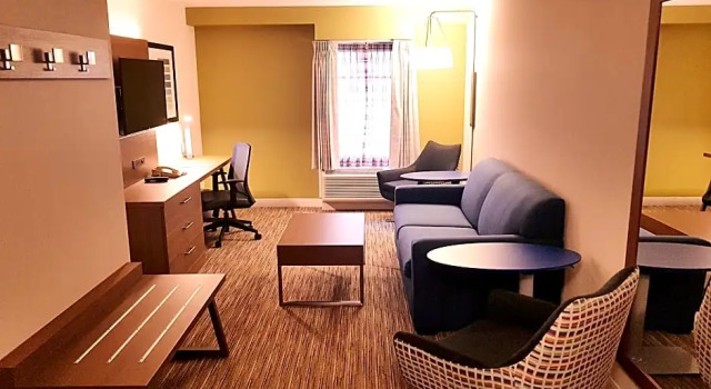 Четырёхместный люкс c 1 комнатой Holiday Inn Express and Suites Surrey by IHG