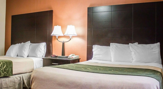 Четырёхместный номер Standard Rodeway Inn MacArthur Airport