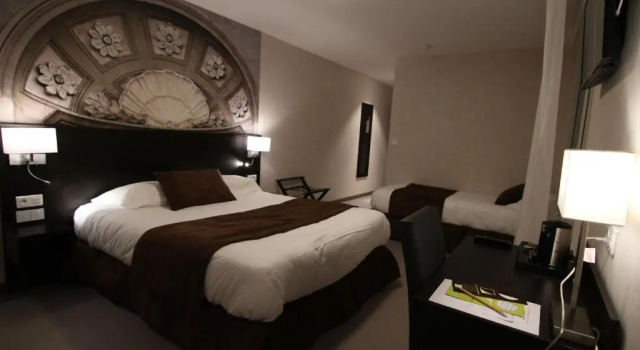 Трёхместный номер Standard Цокольный этаж Logis Hôtel - La Chambre dAmiens