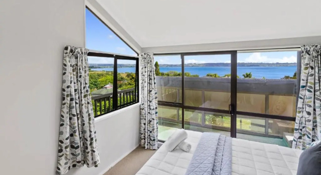 The Bird House - Kawaha Point, Rotorua. Stylish six bedroom home with space, views and relaxed atmosphere, Boek Hotel Rotorua 