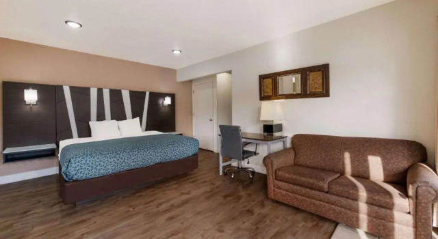 Четырёхместный люкс Econo Lodge Inn & Suites on the River