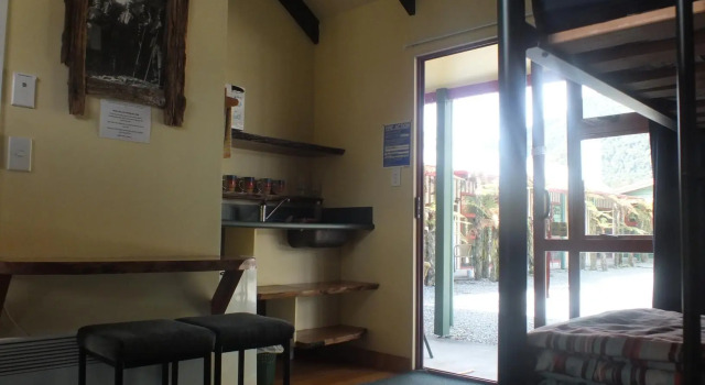 Кровать в общем номере Glow Worm Accommodation
