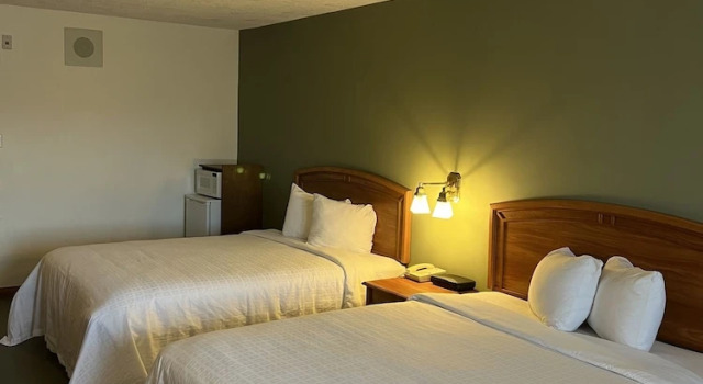 Четырёхместный номер Deluxe с балконом The Grand Hotel Nanaimo