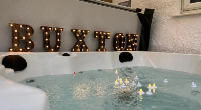 Апартаменты с 2 комнатами The Hideout With Hot Tub Buxton