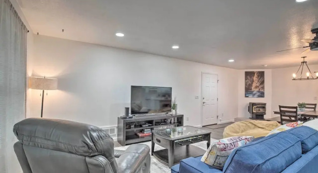 Коттедж Pet-friendly PNW Home, 1 Mi to Rockaway Beach