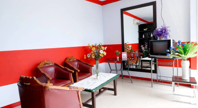 RedDoorz Plus @ Samratulangi Manado, Book Hotel Hotels in Sulawesi with Parking, Parking
