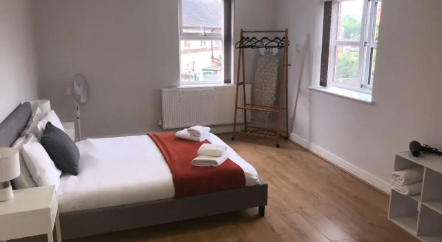 Апартаменты с 2 комнатами 2 Bedroom Large First Floor Apartment with FREE Parking