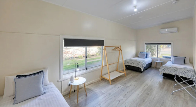 Коттедж Deluxe с 4 комнатами Castlereagh Lodge Motel