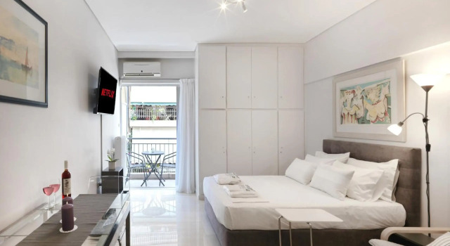 Modern Studio opposite the Areios Pagos court.