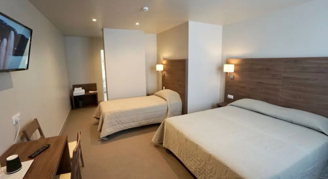 Трёхместный номер Superior Logis Hôtel Restaurant Clair Cottage, Chisseaux - Chenonceaux