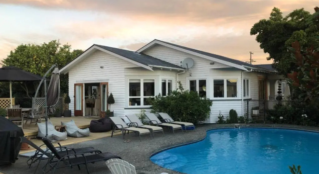 Коттедж с 4 комнатами Beautiful Bungalow CBD
