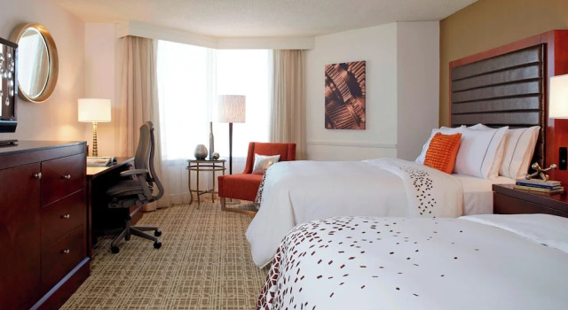 Четырёхместный номер Deluxe Renaissance St. Louis Airport Hotel