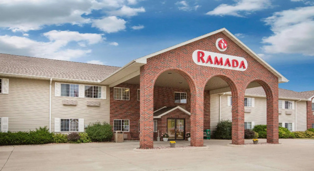 Кровать в общем номере Ramada by Wyndham Spirit Lake/Okoboji