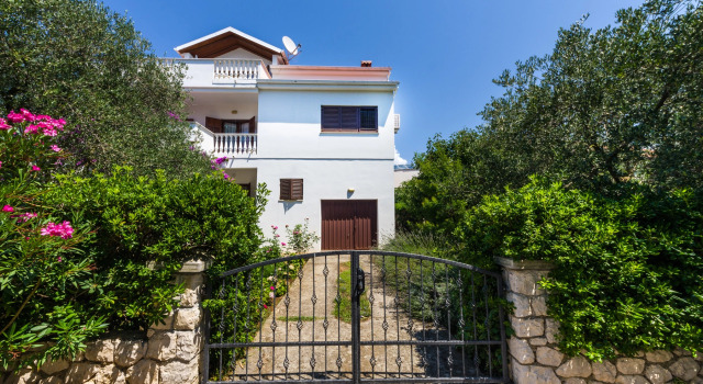 Apartment Pupa - nice family apartments: A2 Mihael Petrcane, Zadar riviera, Забронировать Апартаменты/квартира Петрчане Задарская жупания, рядом с Пляж Радман
