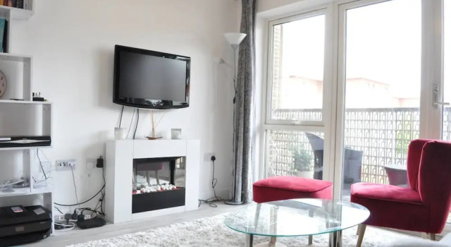 Modern 2 Bedroom East London Apartment With Balcony