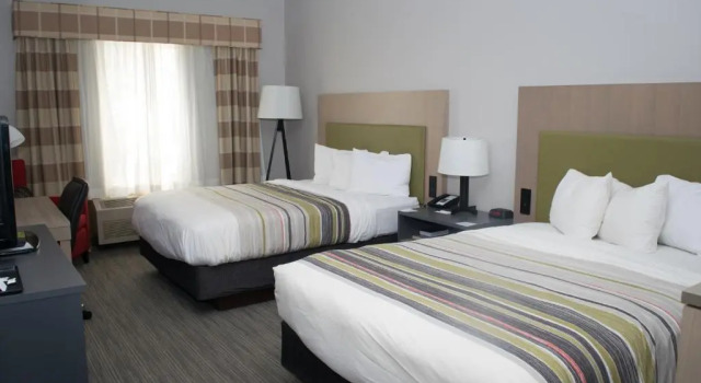 Четырёхместный номер Standard Country Inn & Suites by Radisson, Freeport, IL