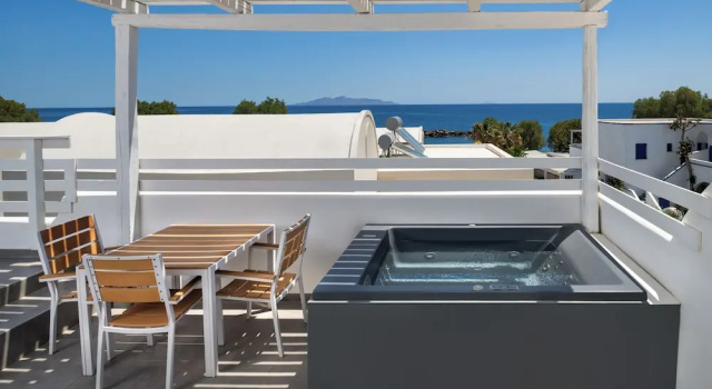 Полулюкс с балконом и с видом на море Nissia Beach Apartments & Suites