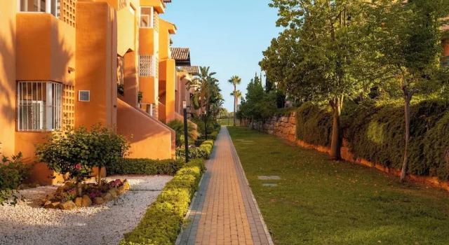 Seaview 2 Bed Apartment Sleeps 4 - Terrace - Pool