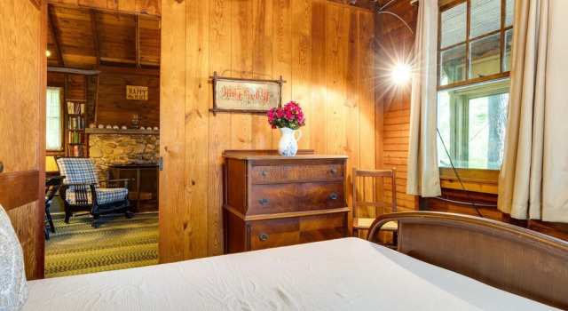 Southold Cottage w/ Patio & Grill - Walk to Beach!, Забронировать Дом для отпуска Саутолд Норт-Форк