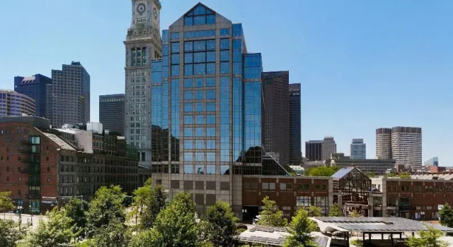 Четырёхместный номер Standard Boston Marriott Long Wharf