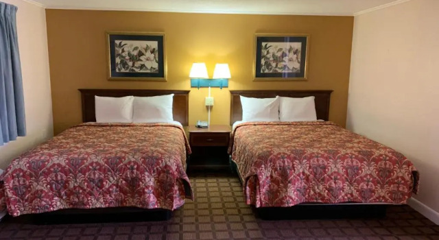 Четырёхместный номер Deluxe EastGate Inn