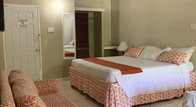 Студия King Suite at Oceanview Resort in Jamaica - Enjoy 7 Miles Of White Sand Beach! 1 Bedroom Villa by RedAwning