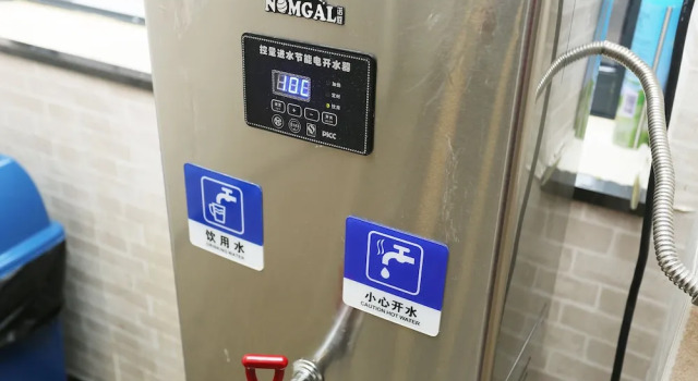 Кровать в общем номере Wutongli Youth Hostel