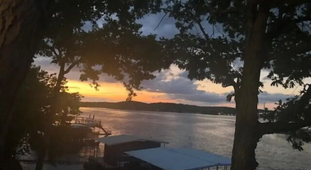 Коттедж Captivating Views, Amazing Design and Lake Living