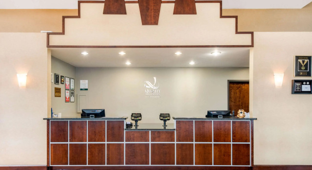 Quality Inn & Suites Tarpon Springs South, Buchen Sie Hotel Palm Harbor Pinellas County
