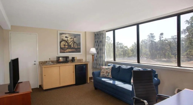 Люкс Days Inn & Suites by Wyndham Tallahassee Conf Center I-10