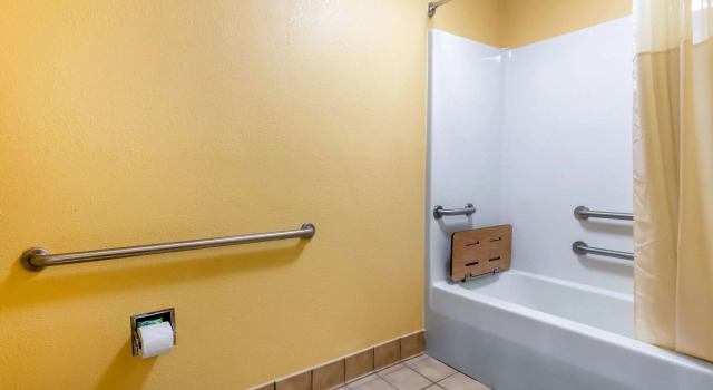 Четырёхместный номер Standard Quality Inn & Suites Montgomery East Carmichael Rd
