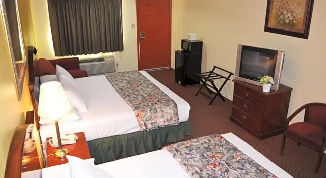Четырёхместный номер Economy Executive Inn & Suites Magnolia