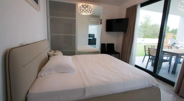 Villa Barako Prestige - 4 Bedroom Villa - Very Modern Interior - WiFi and Air Conditioning, Đặt Biệt thự Khách sạn ở Nin có hồ bơi, Hồ bơi