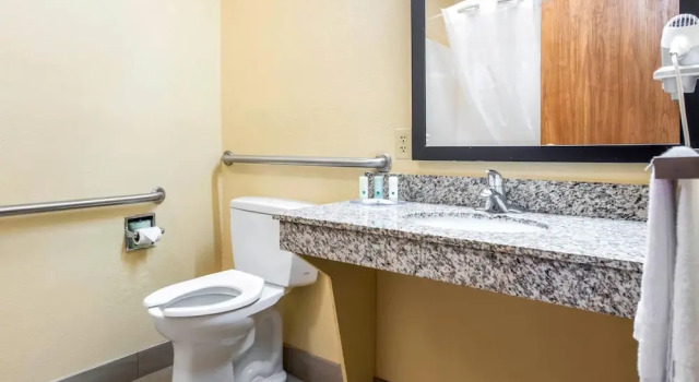 Двухместный номер Standard Quality Inn & Suites Brandenburg - Fort Knox