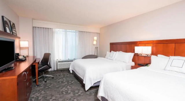 Четырёхместный номер Standard Courtyard by Marriott Louisville Downtown