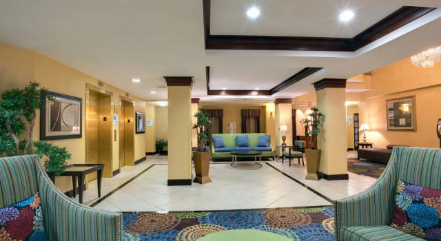 Holiday Inn Express & Suites Tower Center New Brunswick