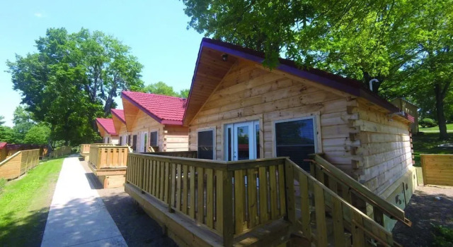Номер Premium с 2 комнатами с балконом и с видом на озеро Edinboro Lake Resort Cabins