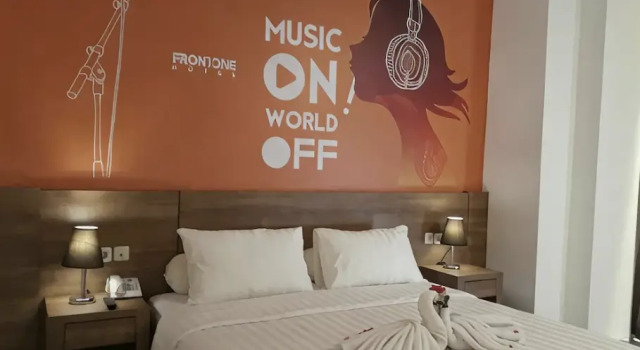 Studio Front One Hotel Pamekasan Madura